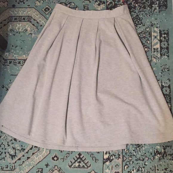 Uniqlo Dresses & Skirts - UNIQLO GREY MIDI SKIRT